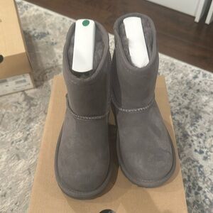 New toddler grey classic uggs